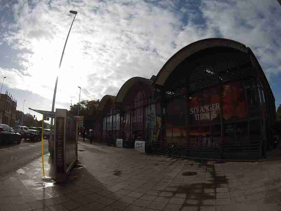 Vemos el exterior del mercado de la lonja del barranco en Sevilla. Uno de los Mercados en Sevilla.