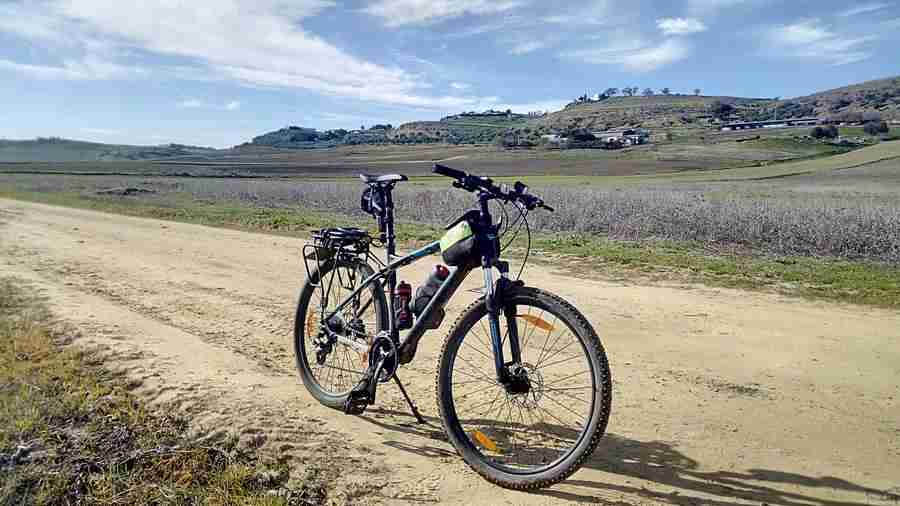 Imagen de una bicicleta en la salida a Carmona, Sevilla. Bicicleta en un campo, sobre un carril de tierra.