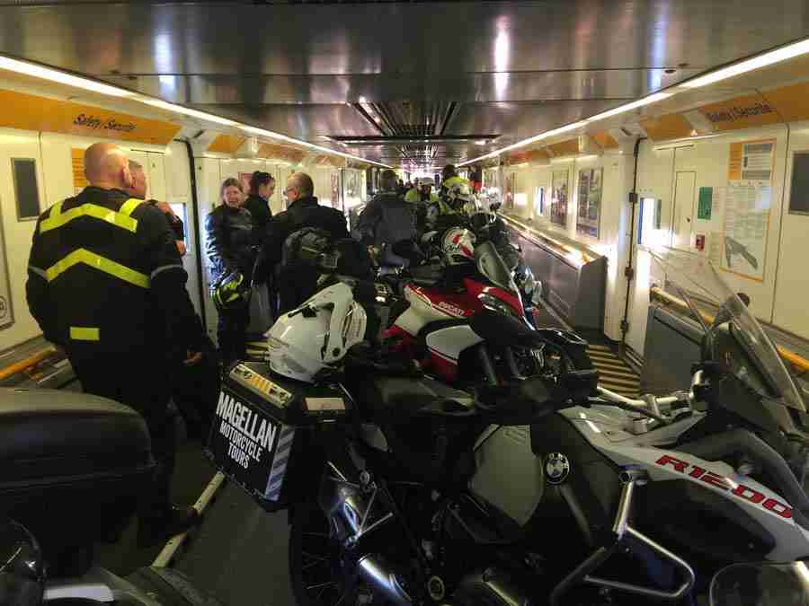 Vemos un túnel con muchas motos y personas vestidas con equipos de motocicleta.
