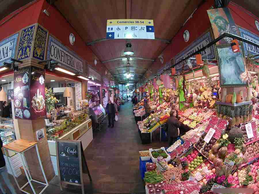 Vemos el pasillo de un mercado de abastos del mercado de Triana, uno de los mercados en Sevilla.