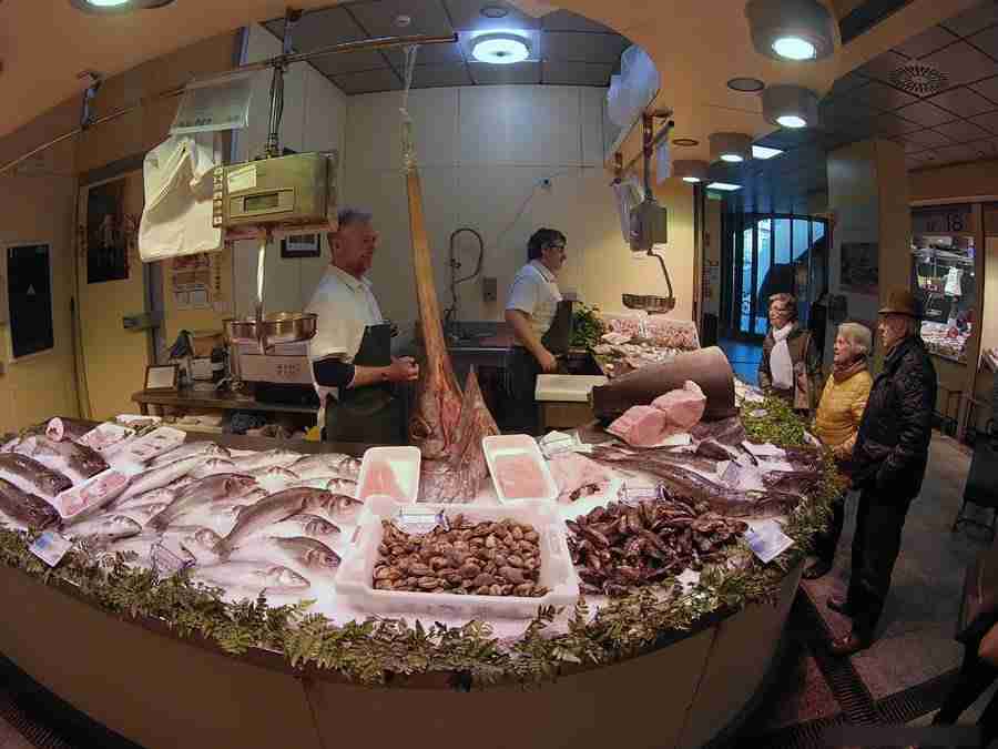 Vemos una pescadería de mercado, en Sevilla. Es una vista del Mercado de la Encarnación, uno de los Mercados en Sevilla.