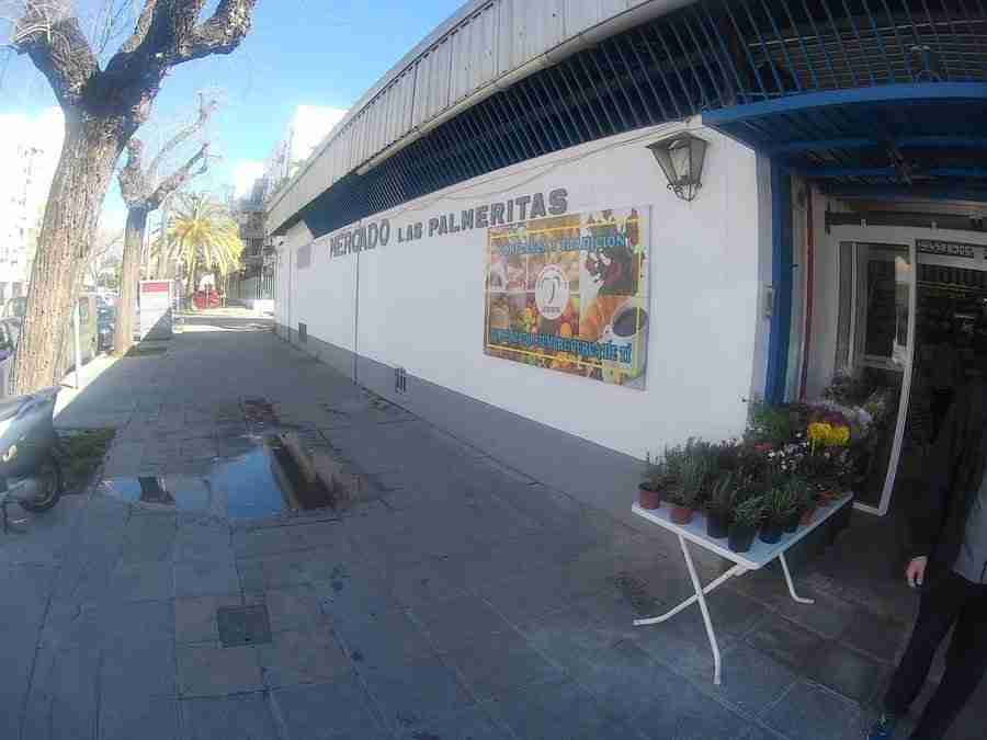 Entrada al mercado Las Palmeritas, que es uno de los mercados en Sevilla.