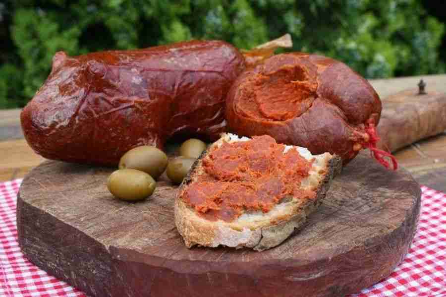 Tabla con N´duja, pan y olivas.