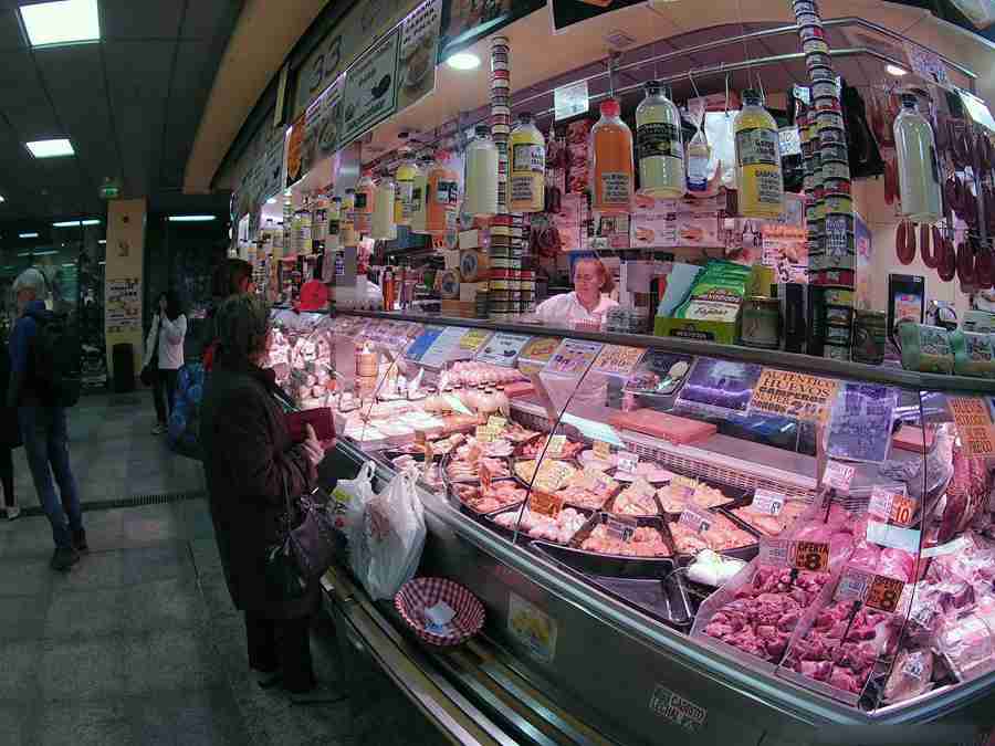 Vemos un puesto de mercado de abastos, con productos de chacina, del mercado de la Encarnación, en Sevilla. Uno de los mercados en Sevilla.