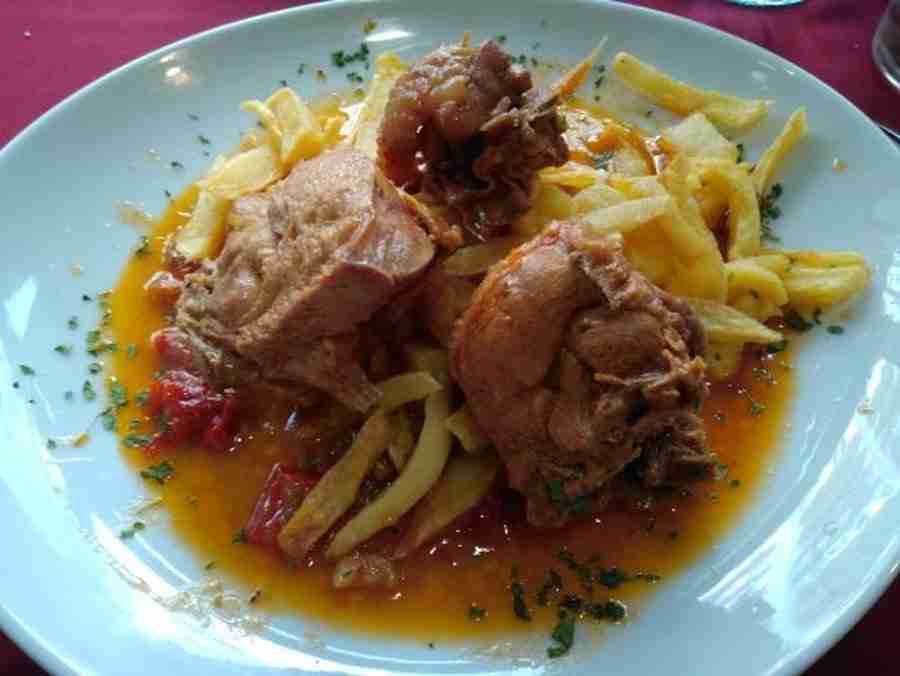 Pitu de Caleya, una de los 5 platos fuertes de Asturias, preparado estofado, con patatas y vegetales