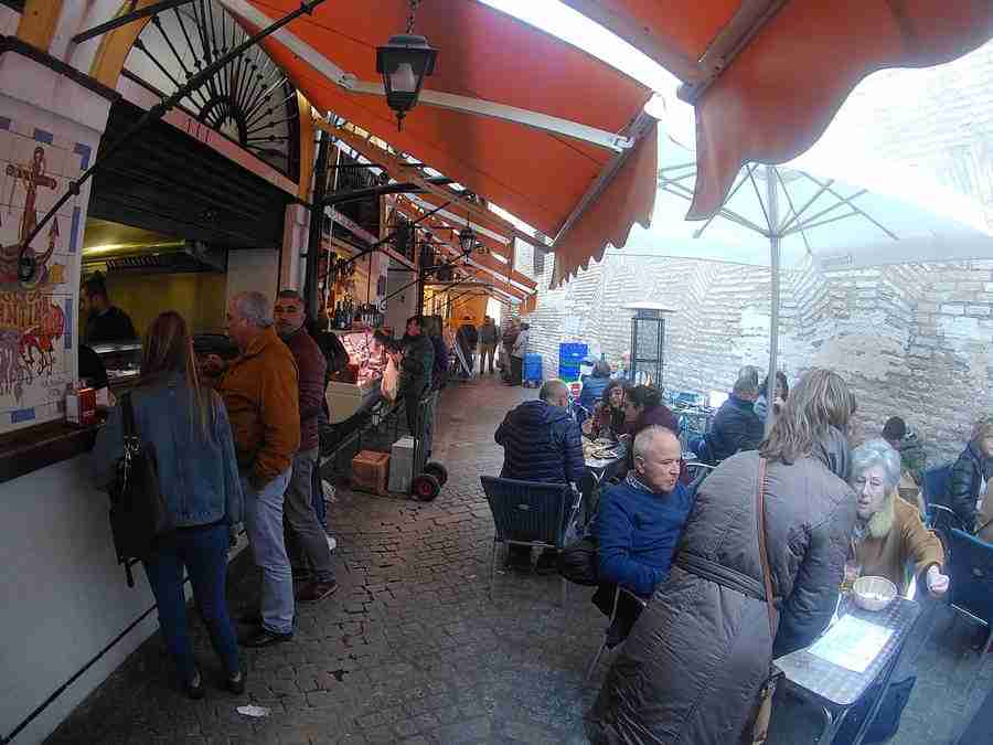 Vemos gente sentada en una terraza de un mercado en Sevilla. Es el mercado de calle Feria en Sevilla.