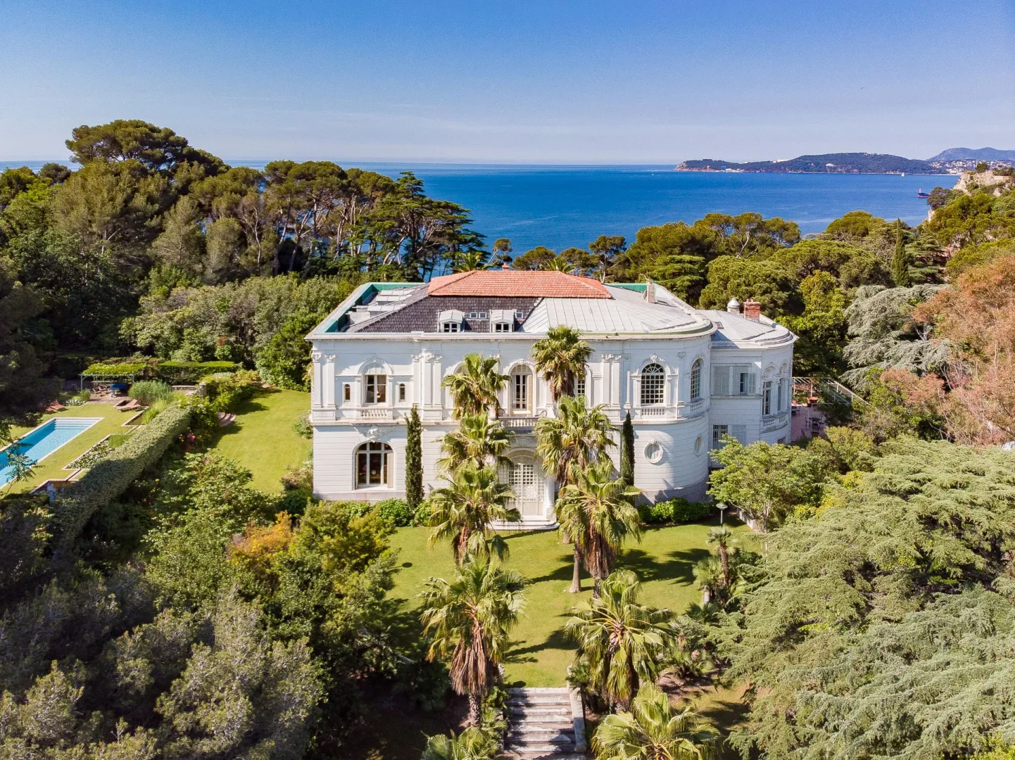 Immobilier de prestige en France : Paris détrôné, quelles villes attirent désormais les acheteurs fortunés ? Maison de luxe sur la côte d'azur