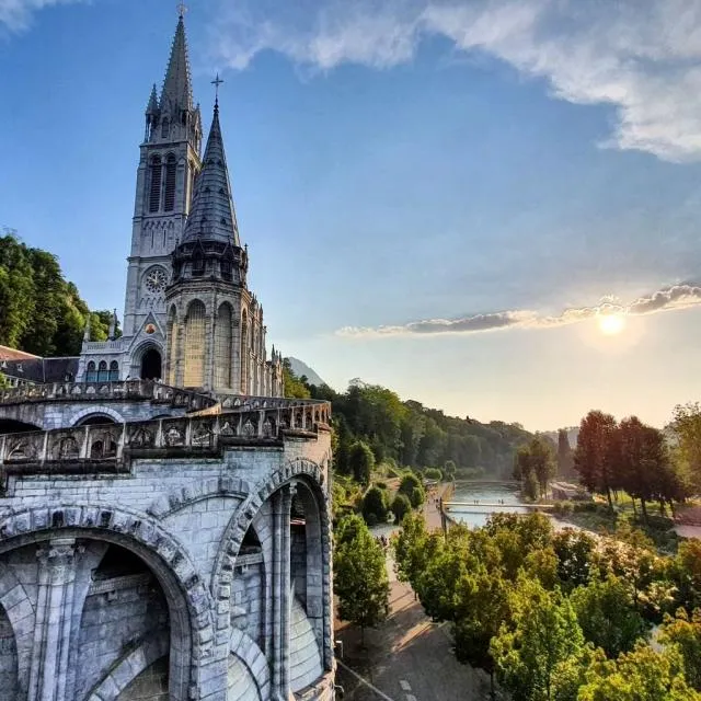 Lourdes église de près 