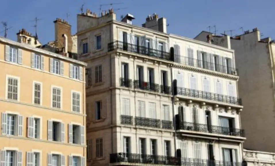 Une image contenant bâtiment, fenêtre, plein air, façade

Description générée automatiquement