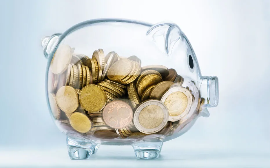 Tirelire transparentes avec des pièces de monnaies dedans 