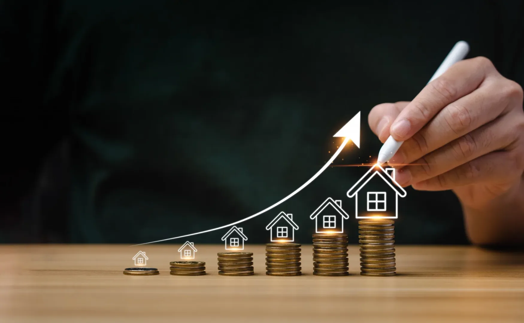 Pièces de monnaies, petites maisons, courbes en hausse 
