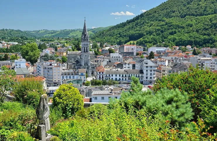Investir dans le Centre-ville de Lourdes Vue aérienne du centre ville de Lourdes