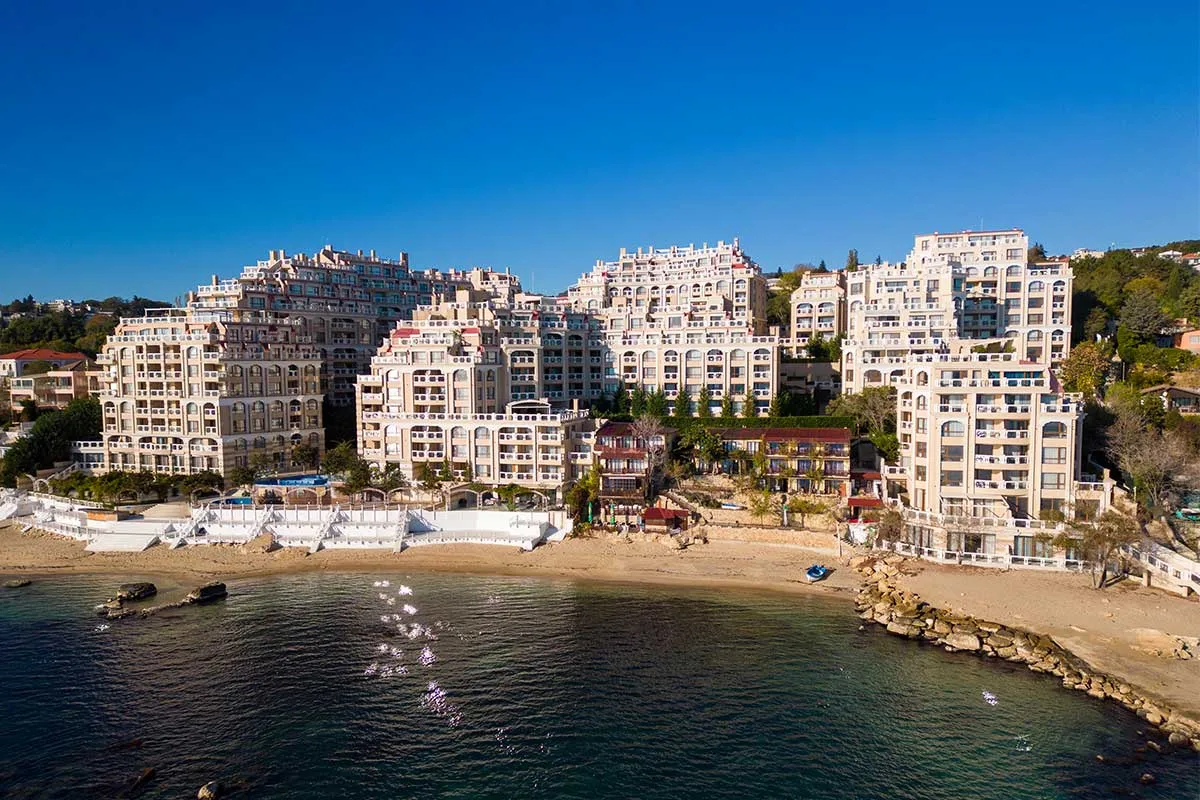 Prix immobilier neuf en bord de mer en 2026 : combien coûte un appartement trois-pièces ? Immeuble bord de mer