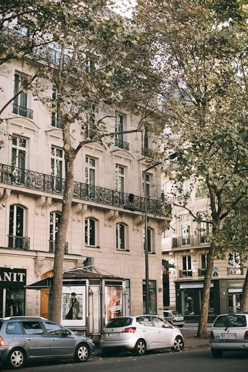 Gratuit Voitures Garées Devant Un Bâtiment En Béton Blanc Photos
