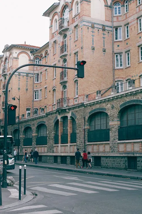 Gratuit Ancienne Façade De Bâtiment En Pierre Près De Passage Pour Piétons Urbain Photos