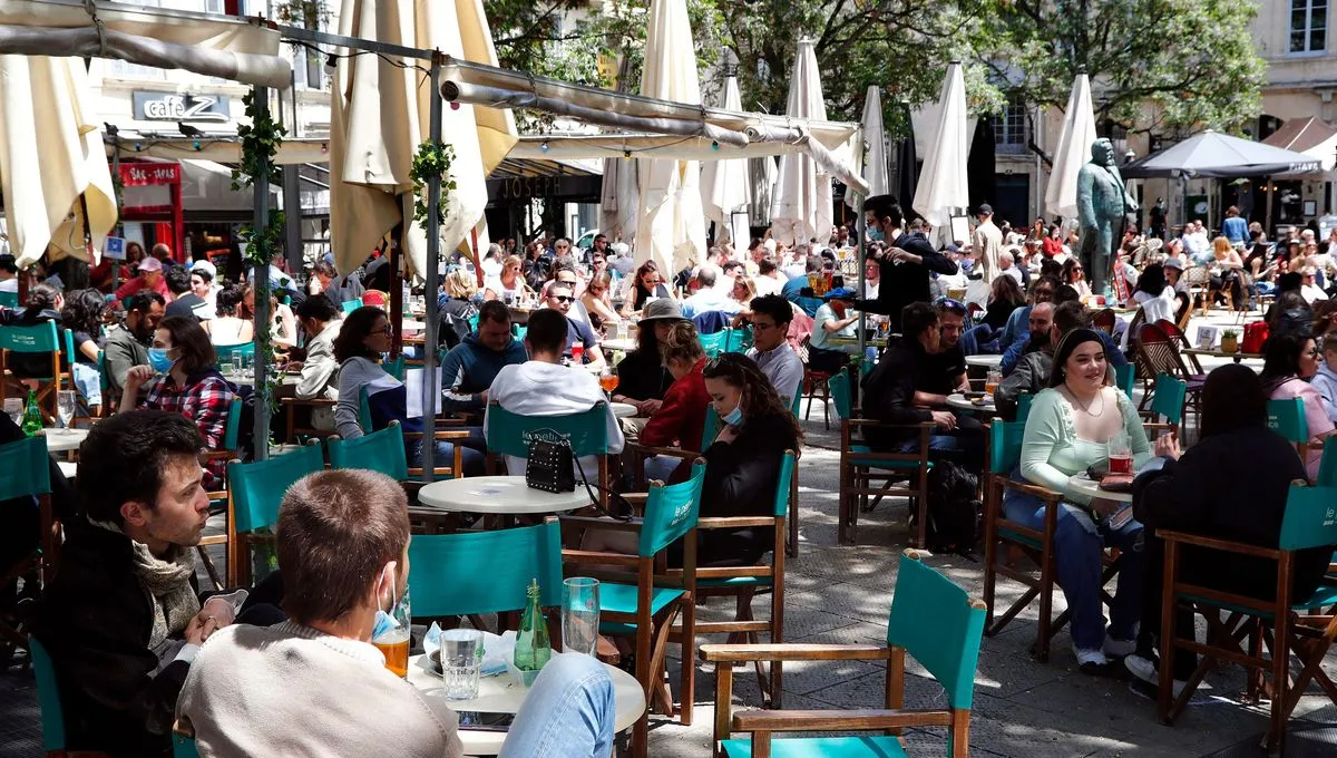 Investissement locatif à Montpellier : où et pourquoi investir ? Etudiant en terrasse Montpellier