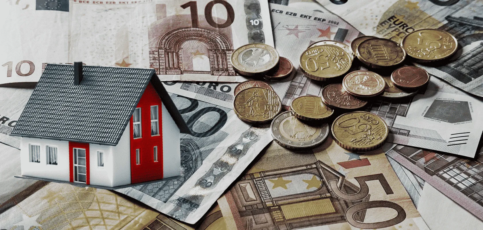 Combien d'appartements pour devenir rentier immobilier ? Pièces de monnaie, billets et petite maison