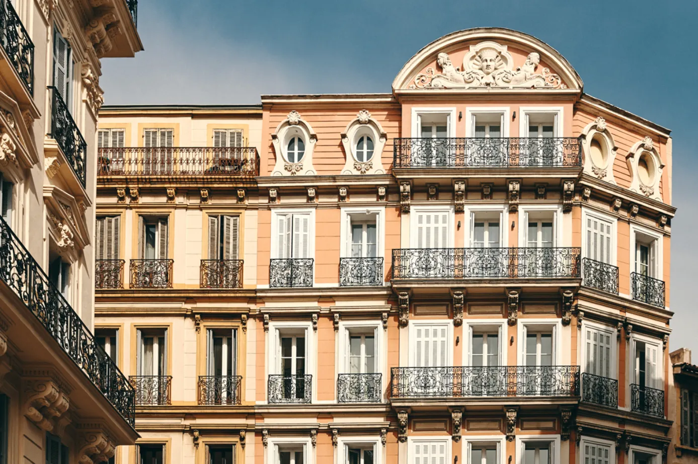 Une image contenant fenêtre, bâtiment, ciel, plein air

Description générée automatiquement