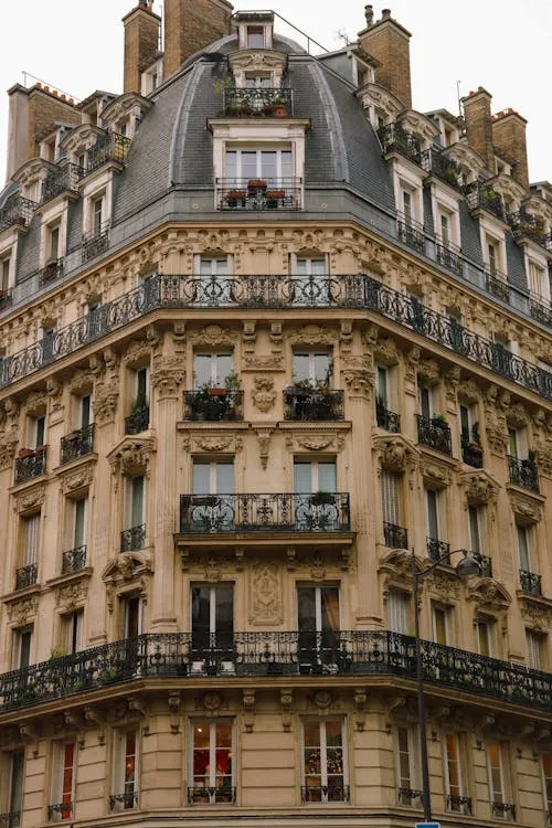 Gratuit Un Immeuble Avec Des Balcons Et Des Balcons Dessus Photos