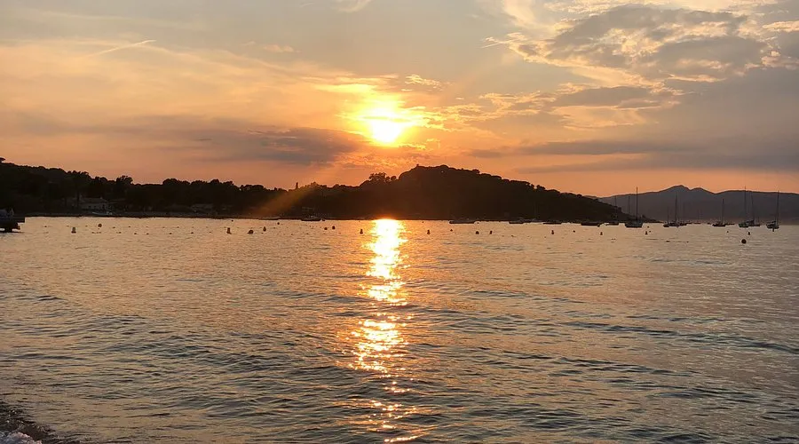 Investir dans le quartier Canebiers à Saint-Tropez Couché de Soleil plage Canebiers Saint Tropez