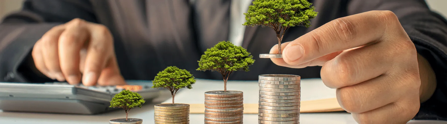 Combien d'appartements pour devenir rentier immobilier ? Pièces de monnaie avec des petits arbres