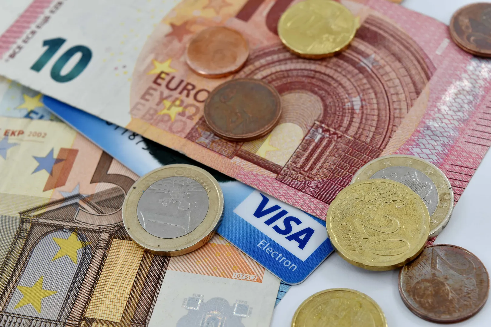Billets, pièces et carte de crédit