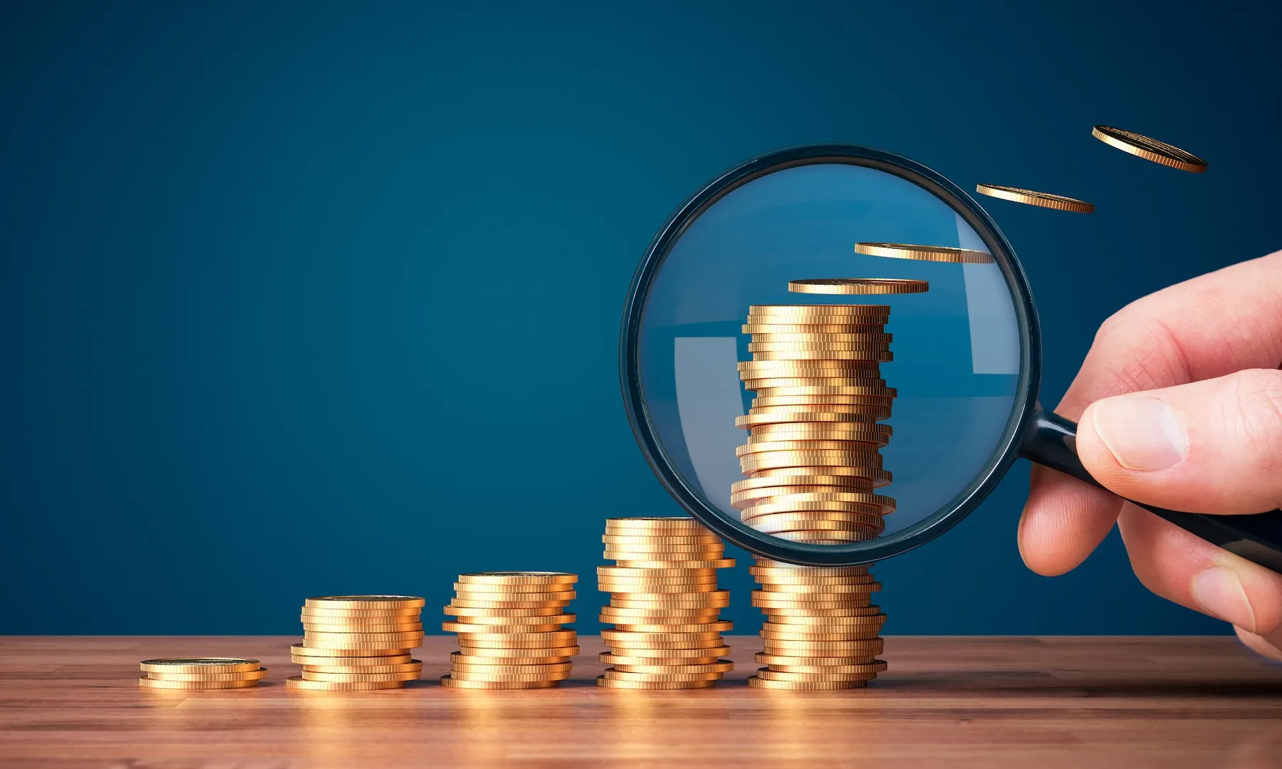 Pièces de monnaie avec une loupe 