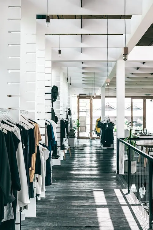 Gratuit Intérieur De Magasin De Mode Avec Des Vêtements Suspendus Sur Des Supports Photos