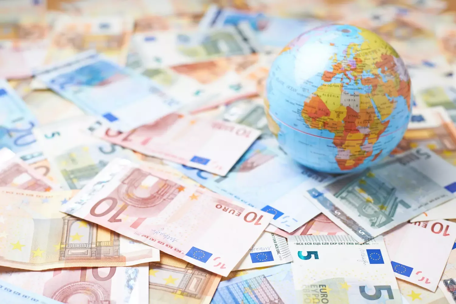 Petit globe et billets 
