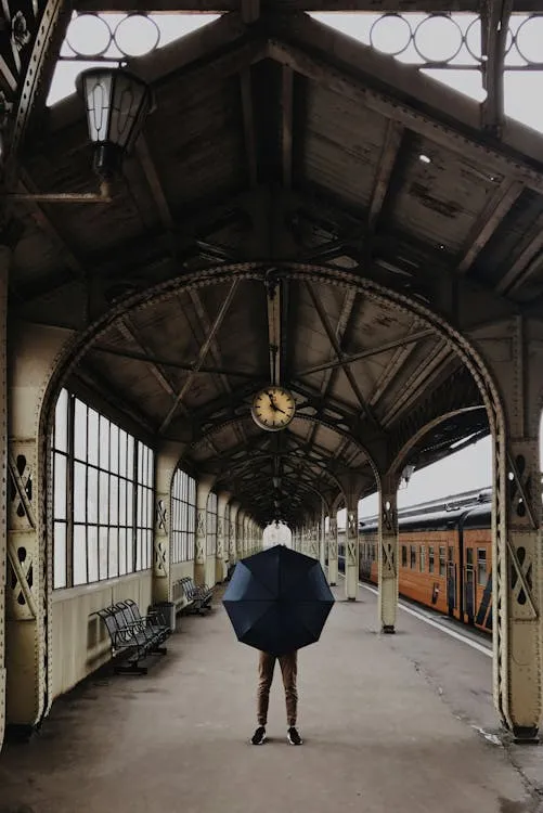 Gratuit Un Homme Avec Un Parapluie à La Gare De Saint Pétersbourg Photos