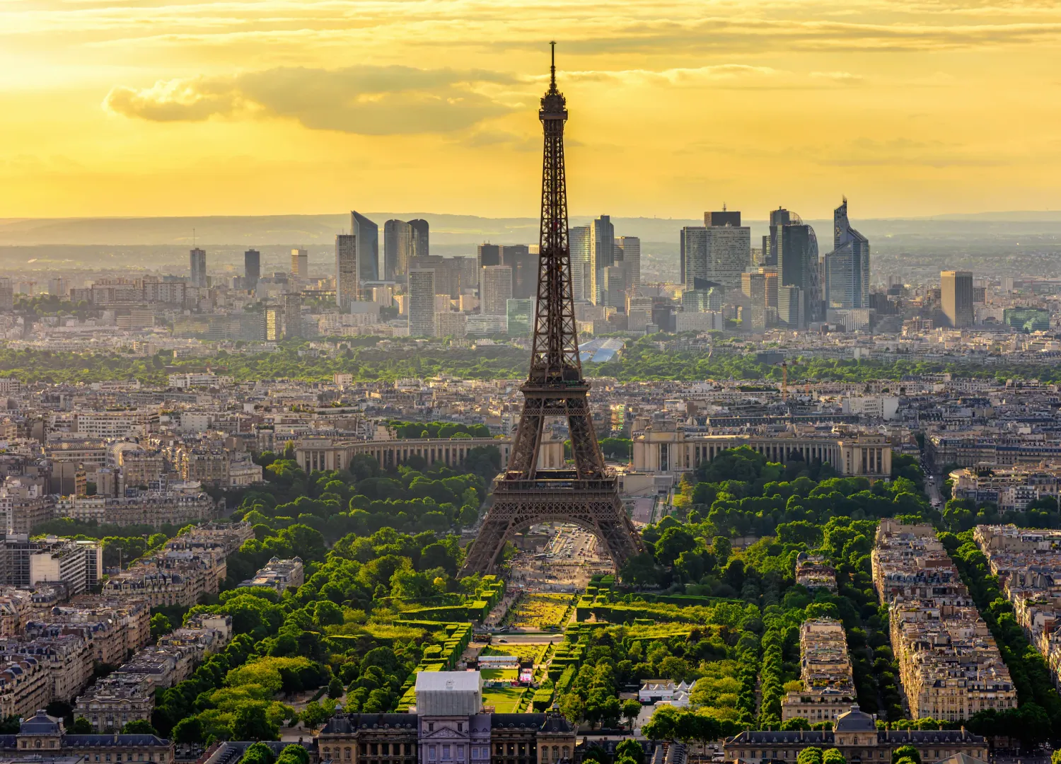TENSION LOCATIVE EN FRANCE EN 2027 : QUELLES SONT LES MEILLEURES VILLES POUR INVESTIR DANS L’IMMOBILIER ANCIEN ? Vue aérienne de Paris Tour Eiffel