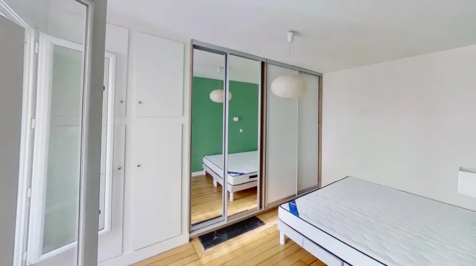 Une image contenant intérieur, mur, décoration d’intérieur, lit

Description générée automatiquement