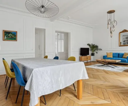 Une image contenant intérieur, mur, meubles, décoration d’intérieur

Description générée automatiquement