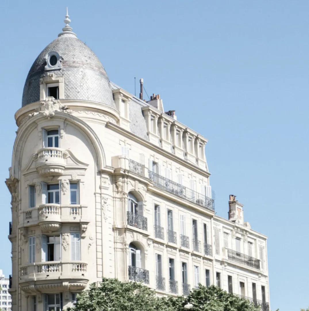 Une image contenant plein air, bâtiment, ciel, façade

Description générée automatiquement