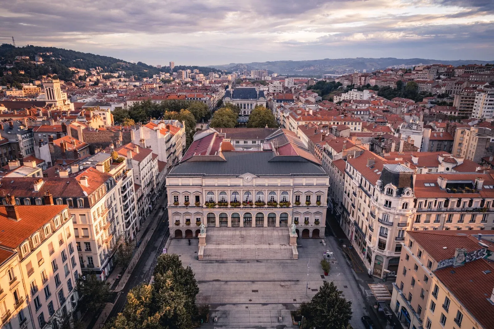 TENSION LOCATIVE EN FRANCE EN 2027 : QUELLES SONT LES MEILLEURES VILLES POUR INVESTIR DANS L’IMMOBILIER ANCIEN ? Vue aérienne de Saint Etienne