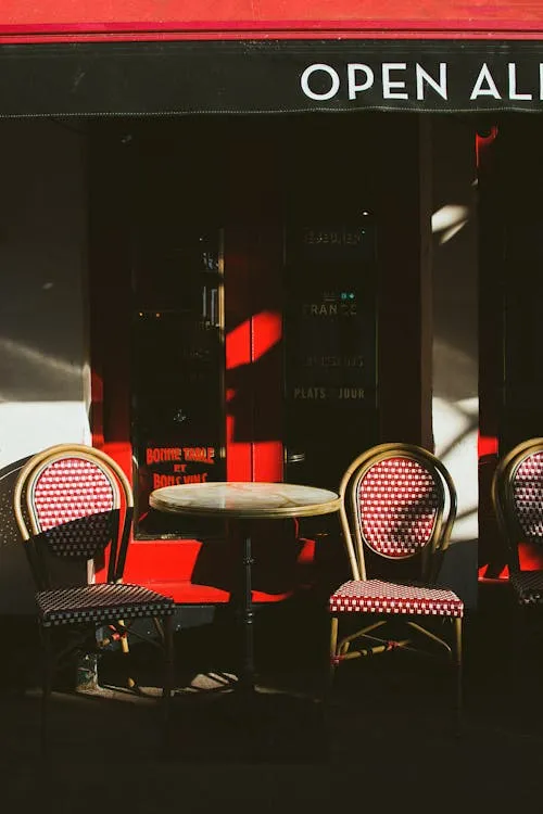 Gratuit Table Ronde En Bois Sur La Fenêtre En Verre Rouge Photos