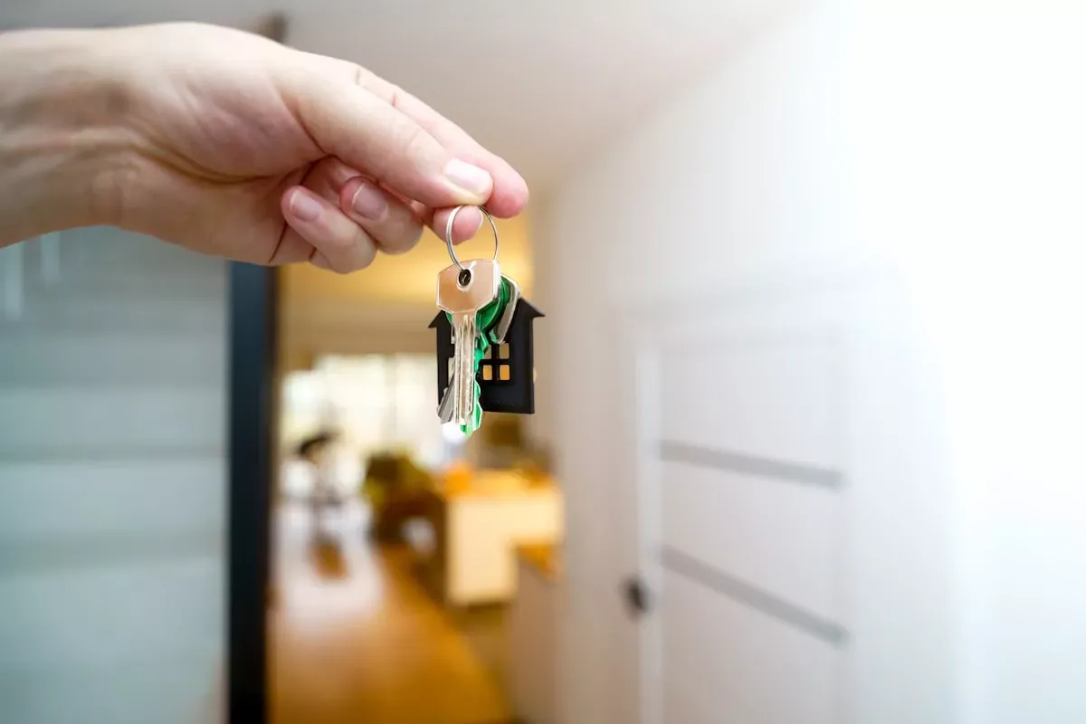 Clé dans une main à l'intérieur d'un maison 