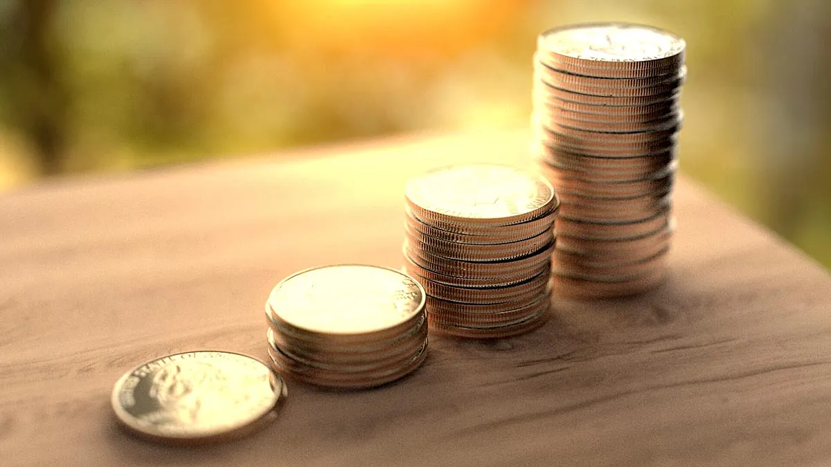 Pièces de monnaies sur une table en bois