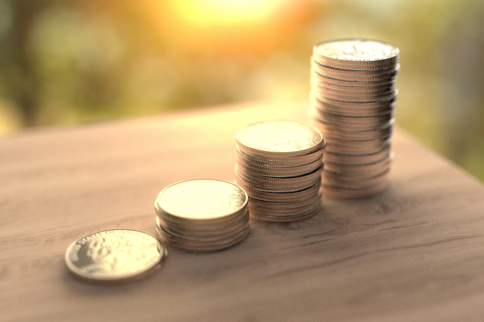 Pièces de monnaie sur une table 