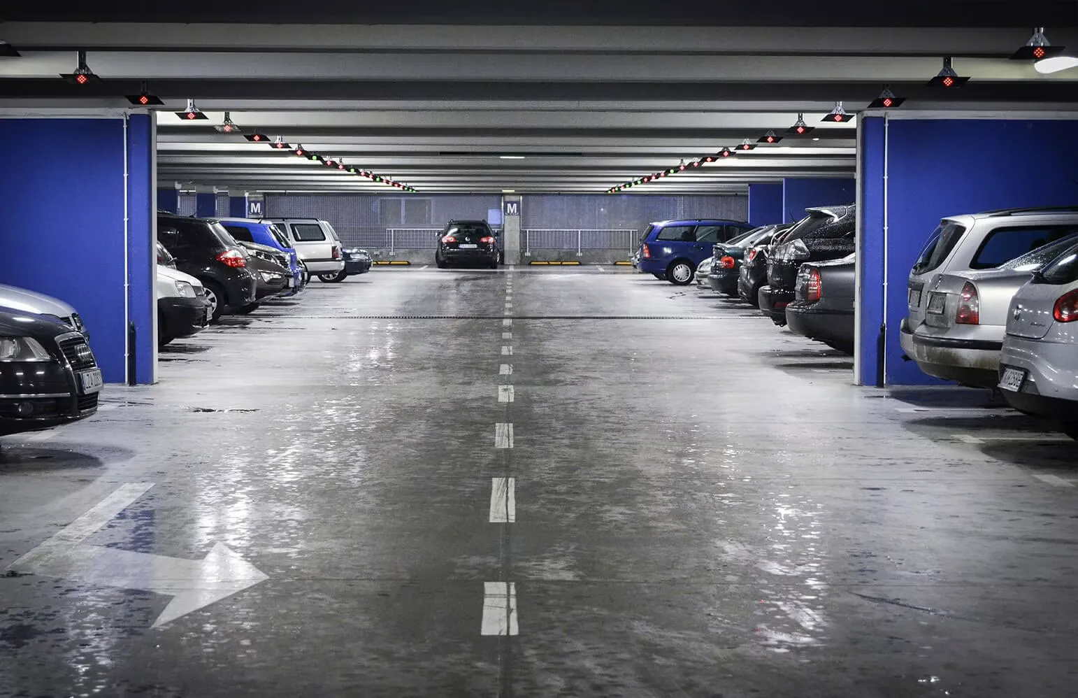 Investir dans un parking en 2026 : dans quels cas cet investissement est réellement rentable ? Parking avec des voitures