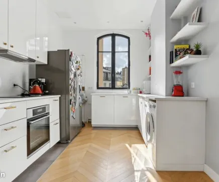 Une image contenant intérieur, mur, Cabinet, Électroménager

Description générée automatiquement