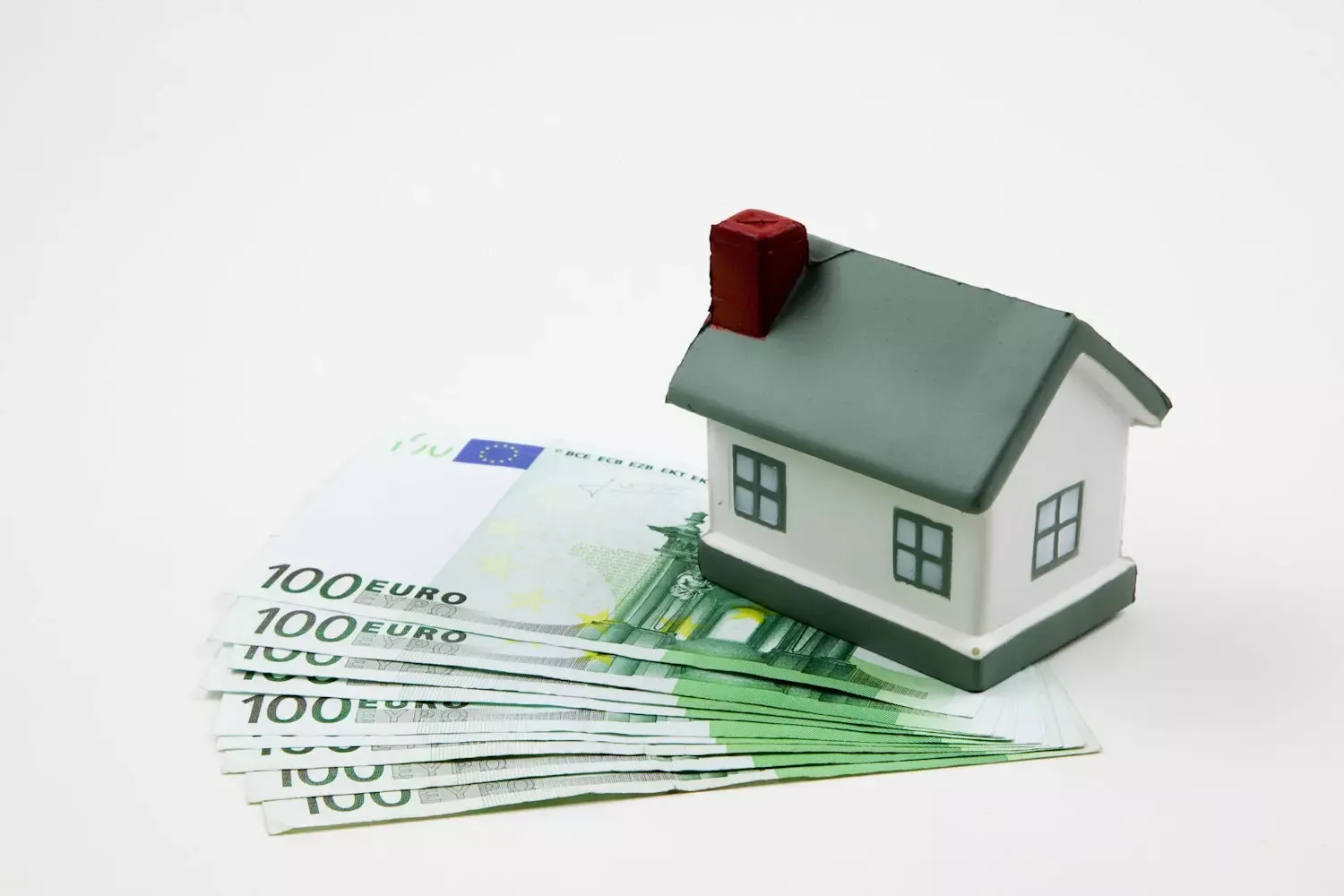 Petite maison et billets de 100 euros 