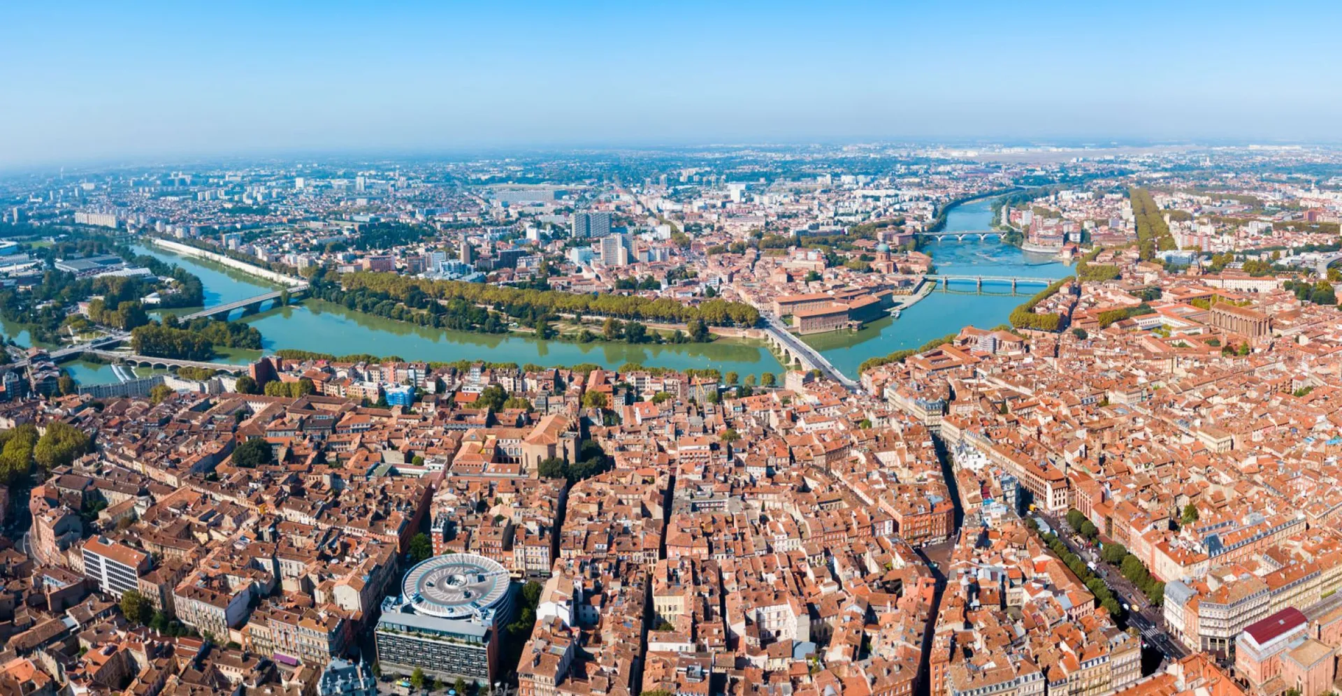 TENSION LOCATIVE EN FRANCE EN 2027 : QUELLES SONT LES MEILLEURES VILLES POUR INVESTIR DANS L’IMMOBILIER ANCIEN ? Vue aérienne Toulouse