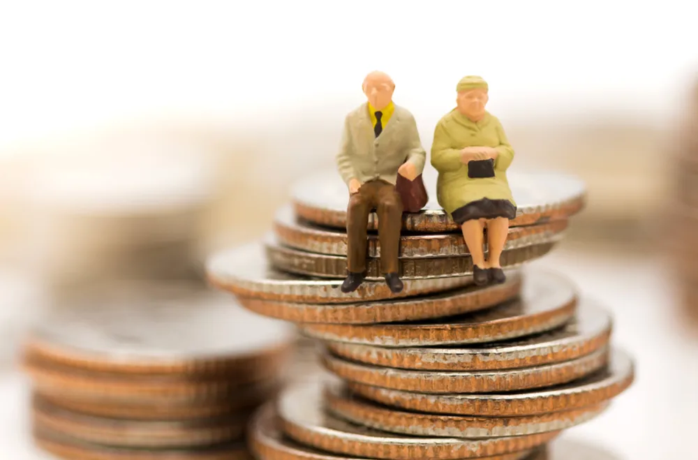 Couple de personnes âgées sur des pièces de monnaies