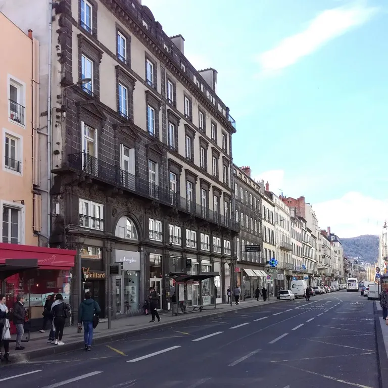 Rue à coté de la place Jaude Clermont 