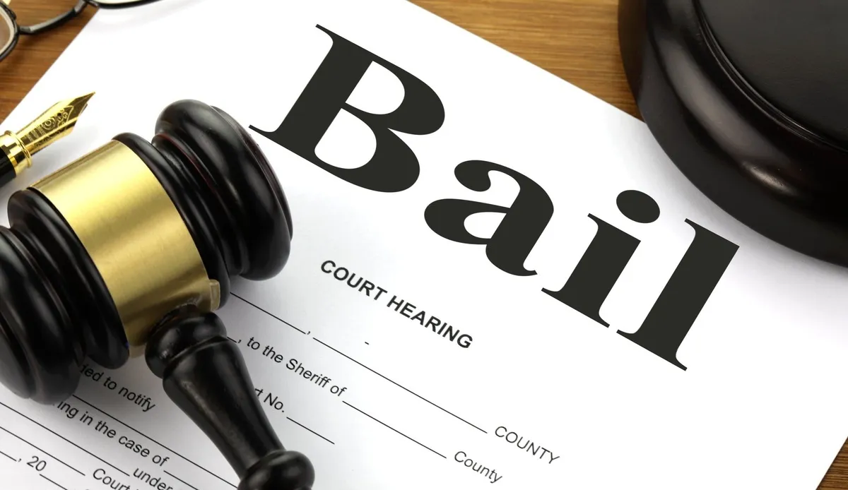 Bail et marteau de justice