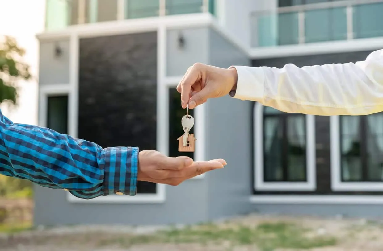 Leasing immobilier : comment fonctionne cette solution de financement alternative au crédit classique ? deux mains avec clé