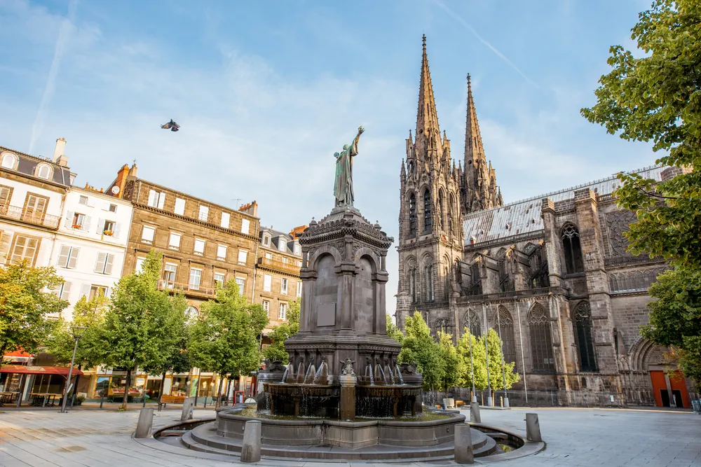 Fontaine et cathédrale Clermont Ferrand 