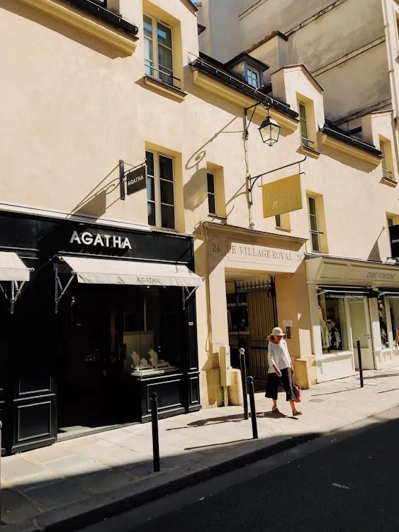 Gratuit Femme Marchant Loin Du Magasin Avant Photos