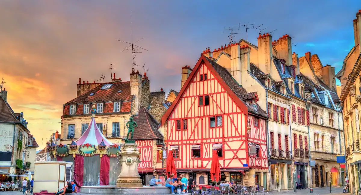 Petite place dans le centre historique de Dijon 